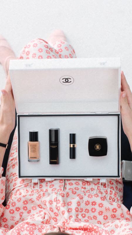 chanel beaute vanity de maquillage essential makeup case travel kit|Chanel essential makeup kit.